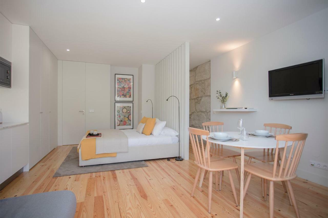 Liiiving In - Charming Downtown Delight Apartment